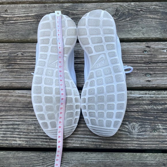 Running Shoes: White Nike Roshes Women's Sneakers - Picture 11 of 11